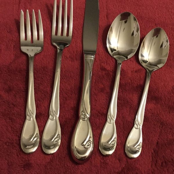 ONEIDA - CALLA LILY - DELUXE - Stainless Flatware